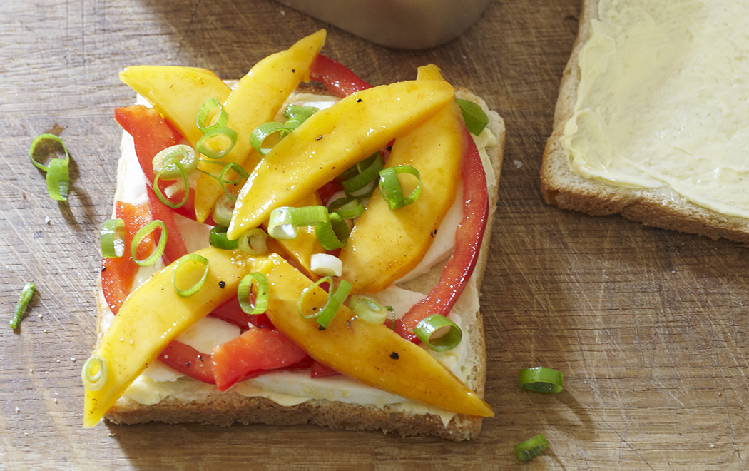 Tramezzini con mango, peperoni e mozzarella | Ricette | Conad