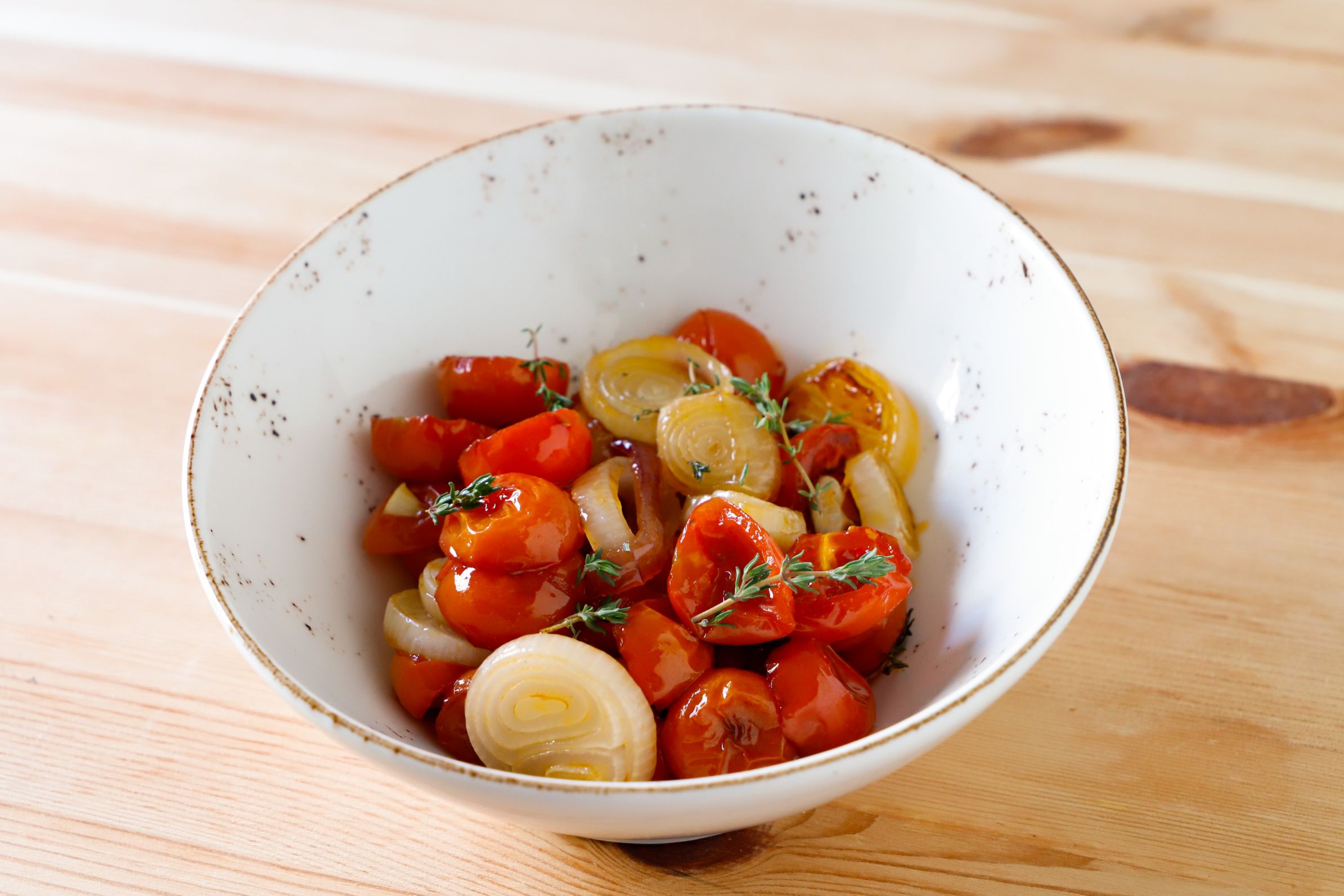Pomodori e cipolle confit in padella: il contorno giusto per la tua estate  | Conad